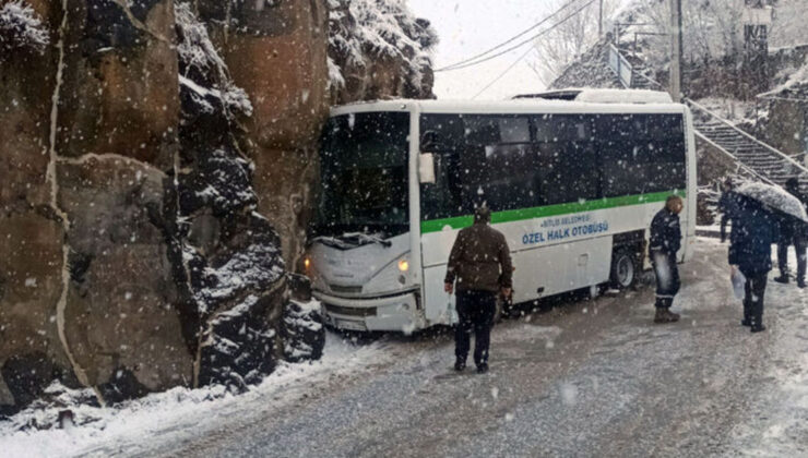 Halk otobüsü duvara çarptı: 4 yaralı