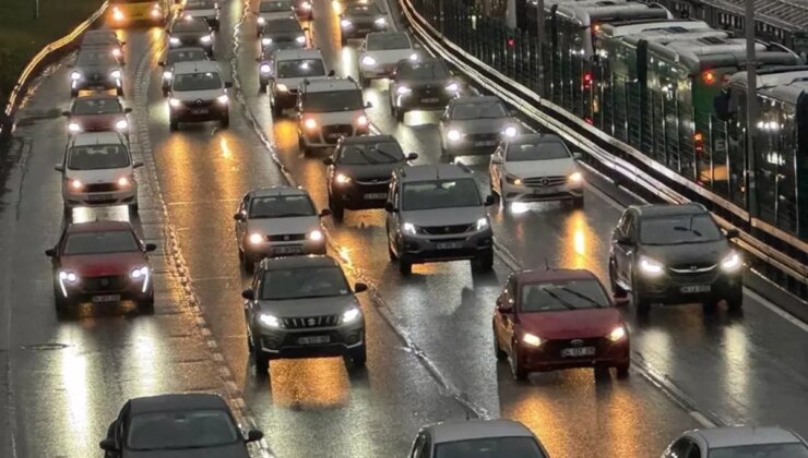 İstanbul’da haftanın ilk günü yağışla birlikte trafik çilesine dönüştü