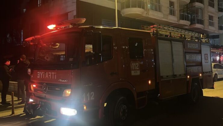 Kafedeki yangında 2 çalışan dumandan etkilendi