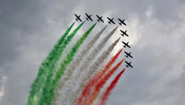 İtalya’da Gösteri Uçuşunda Kabus Gibi Anlar: Akrobasi Ekibine Ait 3 Uçak Havada Çarpıştı
