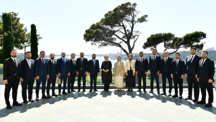Emine Erdoğan: “Gençliğin eğitimine ve gönüllülük bilincine dair verimli bir görüşme yaptık”