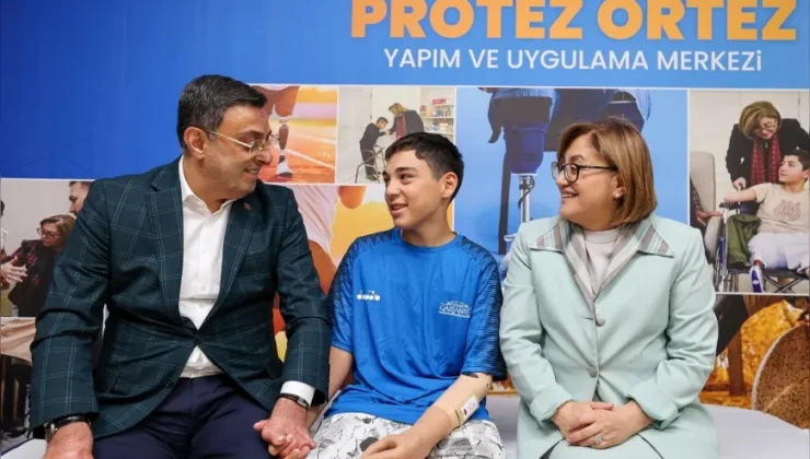 Doğuştan kolu olmayan Mehmet Efe’nin hayali, Gaziantep Büyükşehir Belediyesi’nin protez desteğiyle gerçek oldu