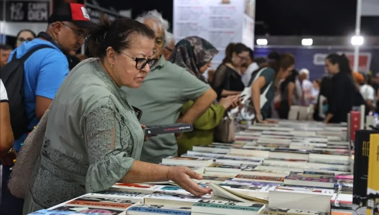 Zülfü Livaneli: “Derinden bir edebiyatçı insana inanır, insanlık bir gün karanlığı yenecek”