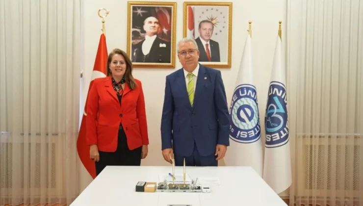 Ege Üniversitesi’nden sağlık çalışanlarını koruyacak yenilik: “Güvenli İlaç Hazırlama Önlüğü” Faydalı Model Belgesi aldı