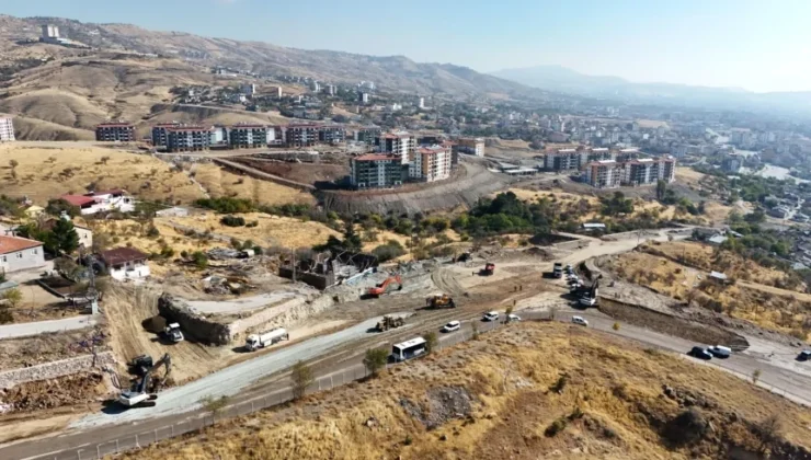Elazığ’da Hamdi Başaran Caddesi’nde Yol Genişletme Çalışmaları Sürüyor