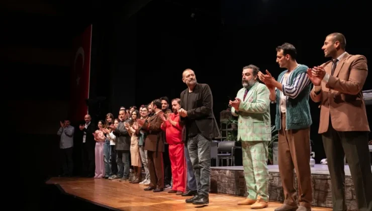 İzmir Şehir Tiyatroları Yeni Sezonu Karşıyaka Hikmet Şimşek Sanat Merkezi’nde “Çok Tuhaf Soruşturma” Oyunuyla Açtı