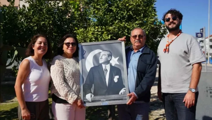 Çeşme Belediyesi’nden Muhtarlara Atatürk Portresi Hediyesiyle Anlamlı Kutlama