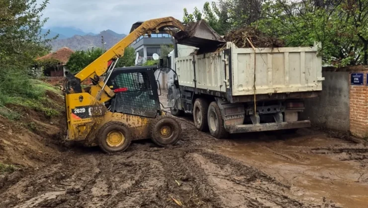 Efeler Belediyesi, Sağanak Yağışın Ardından Altyapı Sorunlarını Gidermek İçin Sahada