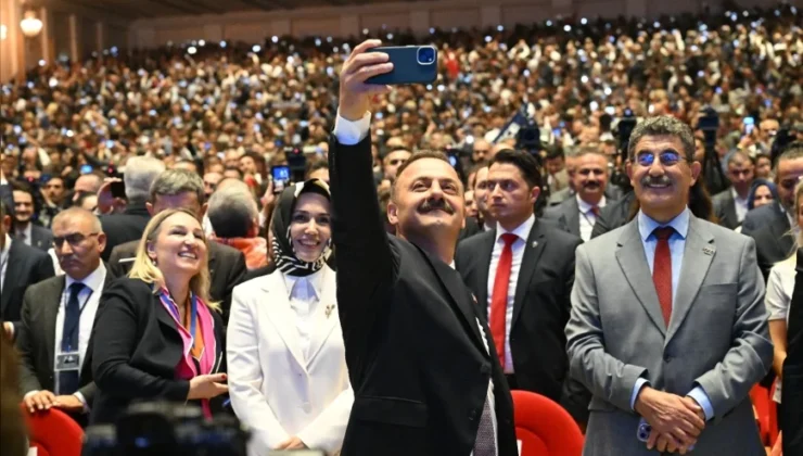 Anahtar Parti 1. Yılını 20 Bin Kişilik Coşkuyla Kutladı: Yavuz Ağıralioğlu CUMHA’ya “85 Milyon Aileyiz, Asla Bölünmeyiz” Mesajı Verdi