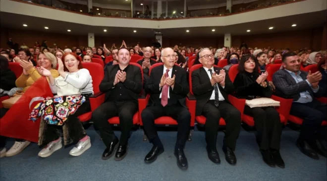 Yenimahalle’de düzenlenen anma konserinde Türk Sanat Müziği ustası Zeki Müren’in eserleri doğum gününde yeniden hayat buldu