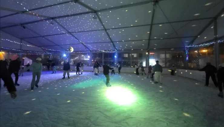 Marmaris Yeni Yıl Festivali’nde Kurulan Buz Pisti Çocuklar ve Ailelerin Buluşma Noktası Oldu